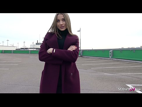 ❤️ O SCOUT ALEMÁN É UN SOÑO QUE TOCA STEELE, UN APARCAMENTO E SEXY POR DINERO ❤️ Vídeo de puta  en nós ❌❤