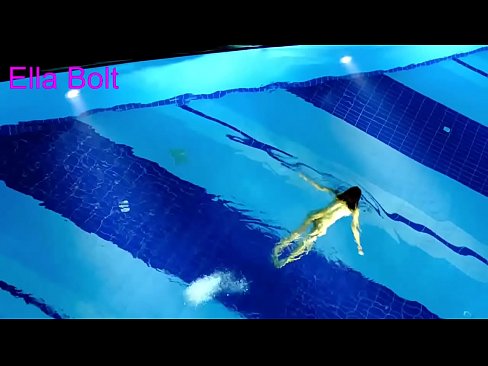 ❤️ Non podo deixar de mirar, unha moza loira que é sorprendida nadando espida na piscina do resort ELLA BOLT ❤️ Vídeo de puta en nós ❌❤