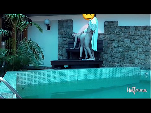 ❤️ O xefe invita a criada á piscina, pero non puido resistirse a un quente ❤️ Vídeo de puta  en nós ❌❤